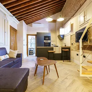 historic-center-apartment.hotelsinnerja.org/